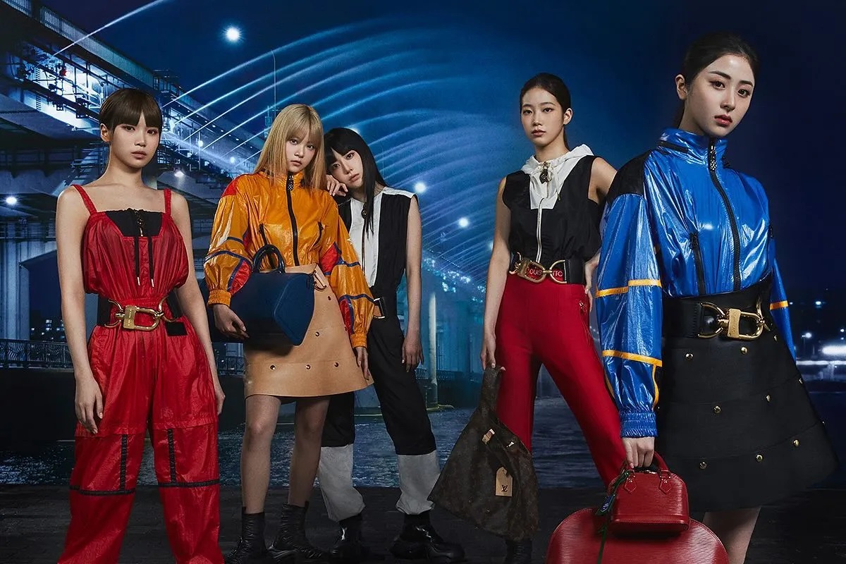 LE SSEAFIM grupo de kpop luciendo la marca